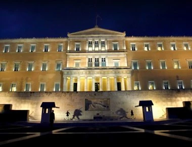 Νυχτερινή εισβολή μεθυσμένου οδηγού στην Βουλή μετά από καταδίωξη σε όλη την Αθήνα!